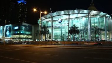 Katar, DOHA, 20 Mart 2018: Doha 'daki Şehir Merkezi yakınlarındaki UHD 4K karayolu trafiğinin zamanlaması - Katar, Batı Körfezi, Basra Körfezi, Arap Yarımadası, Orta Doğu