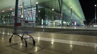 Katar, DOHA, 20 Mart 2018: Doha Sergi ve Kongre Merkezi, Katar, Batı Körfezi, Basra Körfezi, Arap Yarımadası, Orta Doğu 'nun UHD 4K gece zaman çizelgesi