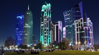 Katar, DOHA, 20 Mart 2018: Doha 'daki finans merkezinin UHD 4K gece zaman çizelgesi - Katar, Basra Körfezi, Arap Yarımadası, Orta Doğu