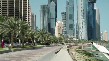 Katar, DOHA, 20 Mart 2018: Finans bölgesinde Corniche seti ve dhow - geleneksel ahşap Katar teknesi, Doha Körfezi, Katar Körfezi, Arap Yarımadası, Orta Doğu