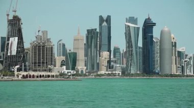 Katar, DOHA, 20 Mart 2018: Doha şehir merkezi, Katar, Basra Körfezi, Arap Yarımadası, Orta Doğu. Doha 'daki finans merkezi - Katar' ın başkenti ve en kalabalık şehri