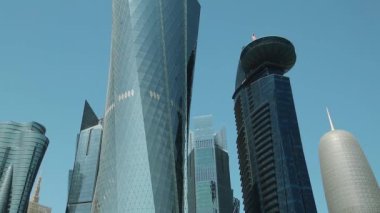 Katar, DOHA, 20 Mart 2018: Doha 'daki finans merkezinde yol trafiği - Katar' ın başkenti ve en kalabalık şehri. Doha, Katar, Basra Körfezi, Arap Yarımadası 'ndaki Corniche yolu ve gökdelenleri