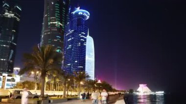 Katar, DOHA, 20 Mart 2018: Doha 'daki Corniche setinin 8K gece zaman çizelgesi - Katar' ın başkenti ve en kalabalık şehri, Batı Körfezi, Basra Körfezi, Arap Yarımadası, Orta Doğu