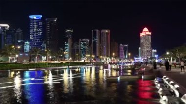 Katar, DOHA, 25 Mart 2018: 8 K Doha gecesi - Katar 'ın başkenti ve en kalabalık şehri, Basra Körfezi, Arap Yarımadası, Orta Doğu