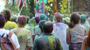 UKRAINE, KIEV, 28 Temmuz 2018: İnsanlar Holi - Hindu geleneksel festivali, ayrıca renkler ve aşk festivali olarak da bilinir.