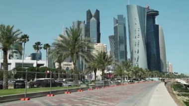 Katar, DOHA, 20 Mart 2018: Finans bölgesinde Corniche seti ve dhow - geleneksel ahşap Katar teknesi, Doha Körfezi, Katar Körfezi, Arap Yarımadası, Orta Doğu