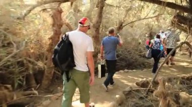 JORDAN, JORDAN RIVER, AL-MAGHTAS, 8 ARALIK 2016: Ürdün 'de İsa' nın vaftiz edildiği tarihi yere yakın insanlar. Al-Maghtas, Ürdün Nehri 'nin doğu kıyısında bir arkeolojik dünya mirası sahası.