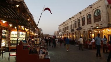 Katar, DOHA, 22 Mart 2018: Souq Waqif veya Doha 'nın doğu pazarındaki insanlar - Katar, Basra Körfezi, Arap Yarımadası' nın başkenti ve en kalabalık şehri
