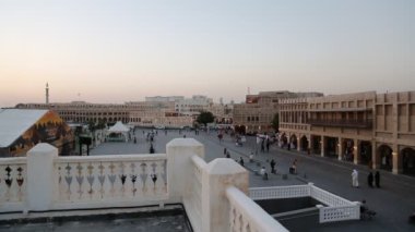 Katar, DOHA, 22 Mart 2018: Souq Waqif veya Doha 'nın doğu pazarındaki insanlar - Katar, Basra Körfezi, Arap Yarımadası' nın başkenti ve en kalabalık şehri