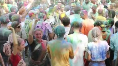 UKRAINE, KIEV, 28 Temmuz 2018: İnsanlar Holi - Hindu geleneksel festivali, ayrıca renkler ve aşk festivali olarak da bilinir.