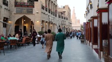 Katar, DOHA, 22 Mart 2018: Souq Waqif veya Doha 'nın doğu pazarındaki insanlar - Katar, Basra Körfezi, Arap Yarımadası' nın başkenti ve en kalabalık şehri