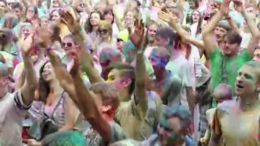 UKRAINE, KIEV, 28 Temmuz 2018: İnsanlar Holi - Hindu geleneksel festivali, ayrıca renkler ve aşk festivali olarak da bilinir.