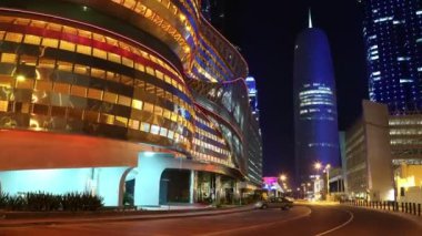 Katar, DOHA, 20 Mart 2018: NOC yakınlarındaki karayolu trafiğinin UHD 4K gece trafiği ve Doha 'daki Burç Katar Kuleleri - Katar' ın başkenti ve en kalabalık şehri, Basra Körfezi, Arap Yarımadası