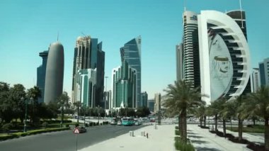 Katar, DOHA, 20 Mart 2018: Doha 'daki finans merkezinde UHD 4K karayolu trafiğinde gecikme - Katar' ın başkenti ve en kalabalık kenti. Doha 'daki Corniche Yolu, Basra Körfezi, Arap Yarımadası