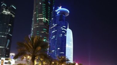 Katar, DOHA, 20 Mart 2018: Doha 'daki Corniche setinin UHD 4K zaman aşımı - Katar' ın başkenti ve en kalabalık şehri, Basra Körfezi, Arap Yarımadası, Orta Doğu