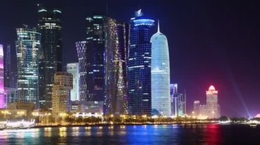 Katar, DOHA, 20 Mart 2018: Doha 'daki UHD 4K gece finans merkezi - Katar, Batı Körfezi, Basra Körfezi, Arap Yarımadası, Orta Doğu