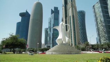 Katar, DOHA, 20 Mart 2018: Doha 'daki West Bay merkez finans bölgesinde yol trafiği - Katar' ın başkenti, Orta Doğu, Basra Körfezi, Arap Yarımadası