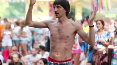 UKRAINE, KIEV, 28 Temmuz 2018: İnsanlar Holi - Hindu geleneksel festivali, ayrıca renkler ve aşk festivali olarak da bilinir.