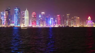 Katar, DOHA, 21 Mart 2018: Doha şehir merkezindeki gökdelenler, Katar, Basra Körfezi, Arap Yarımadası. Doha - Katar 'ın başkenti ve en kalabalık şehri. Gece Katar 'ın Doha şehrinde finans merkezi