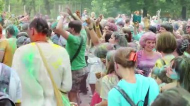UKRAINE, KIEV, 28 Temmuz 2018: İnsanlar Holi - Hindu geleneksel festivali, ayrıca renkler ve aşk festivali olarak da bilinir.