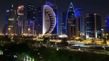 Katar, DOHA, 20 Mart 2018: 8 K gece yarısı Doha 'daki Corniche karayolu trafiği - Katar, Basra Körfezi, Arap Yarımadası, Orta Doğu' nun başkenti ve en kalabalık şehri