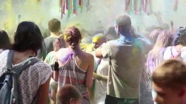 UKRAINE, KIEV, 28 Temmuz 2018: İnsanlar Holi - Hindu geleneksel festivali, ayrıca renkler ve aşk festivali olarak da bilinir.