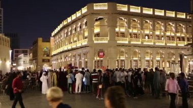 Katar, DOHA, 22 Mart 2018: Souq Waqif veya Doha 'nın doğu pazarındaki insanlar - Katar, Basra Körfezi, Arap Yarımadası' nın başkenti ve en kalabalık şehri