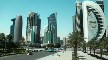 Katar, DOHA, 20 Mart 2018: Doha 'nın finans merkezindeki karayolu trafiğinin zamanlaması - Katar' ın başkenti ve en kalabalık şehri. Doha 'daki Corniche Yolu, Basra Körfezi, Arap Yarımadası