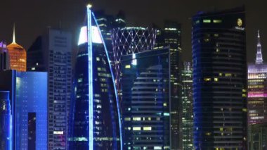 Katar, DOHA, 20 Mart 2018: 4 K gece şehri Doha 'daki finans merkezinin zaman çizelgesi - Katar, Basra Körfezi, Arap Yarımadası, Orta Doğu