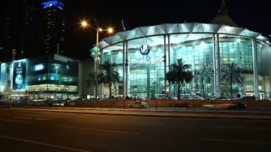 Katar, DOHA, 20 Mart 2018: 4 K gece trafiği Doha 'daki City Centre Mall yakınlarında - Katar' ın başkenti ve en kalabalık şehri, Basra Körfezi, Arap Yarımadası, Orta Doğu