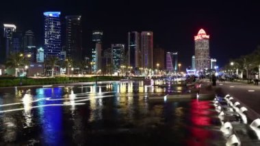 Katar, DOHA, 25 Mart 2018: Doha 'nın UHD 4K gece süreleri - Katar' ın başkenti ve en kalabalık şehri, Basra Körfezi, Arap Yarımadası, Ortadoğu