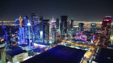 Katar, DOHA, 20 Mart 2018: UHD 4K gece çatısı Doha 'daki finans merkezinin zamanaşımı - Katar, Basra Körfezi, Arap Yarımadası, Orta Doğu