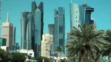 Katar, DOHA, 20 Mart 2018: UHD 4K Doha 'daki Corniche karayolu trafiğinin zaman aşımına uğraması - Katar' ın başkenti ve en kalabalık şehri, Basra Körfezi, Arap Yarımadası, Orta Doğu