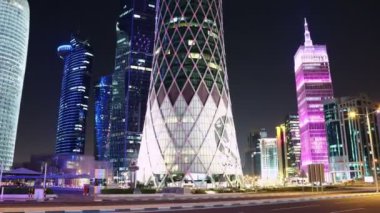 Katar, DOHA, 20 Mart 2018: 4 K gece Doha 'daki finans merkezinde trafik akışı - Katar, Basra Körfezi, Arap Yarımadası, Orta Doğu' nun başkenti ve en kalabalık şehri