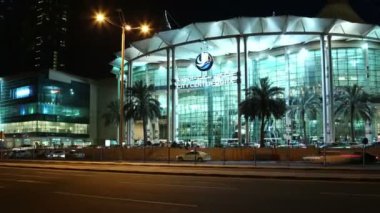 Katar, DOHA, 20 Mart 2018: 4 K gece trafiği Doha 'daki City Centre Mall yakınlarında - Katar' ın başkenti ve en kalabalık şehri, Basra Körfezi, Arap Yarımadası, Orta Doğu