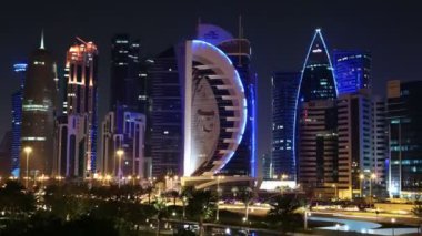 Katar, DOHA, 20 Mart 2018: 4 K gece yarısı Doha 'daki Corniche karayolu trafiği - Katar, Basra Körfezi, Arap Yarımadası, Orta Doğu' nun başkenti ve en kalabalık şehri