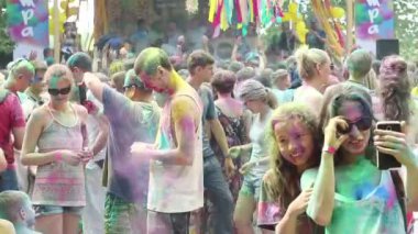 UKRAINE, KIEV, 28 Temmuz 2018: İnsanlar Holi - Hindu geleneksel festivali, ayrıca renkler ve aşk festivali olarak da bilinir.
