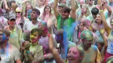 UKRAINE, KIEV, 28 Temmuz 2018: İnsanlar Holi - Hindu geleneksel festivali, ayrıca renkler ve aşk festivali olarak da bilinir.