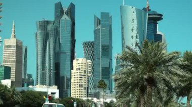 Katar, DOHA, 20 Mart 2018: 4K Doha 'daki Corniche karayolu trafiğinin zaman aşımı - Katar, Basra Körfezi, Arap Yarımadası, Orta Doğu' nun başkenti ve en kalabalık şehri