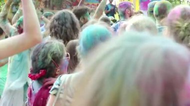 UKRAINE, KIEV, 28 Temmuz 2018: İnsanlar Holi - Hindu geleneksel festivali, ayrıca renkler ve aşk festivali olarak da bilinir.