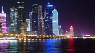 Katar, DOHA, 20 Mart 2018: Doha 'daki finans merkezinin 8K gece süreleri - Katar' ın başkenti ve en kalabalık şehri, Batı Körfezi, Basra Körfezi, Arap Yarımadası, Orta Doğu