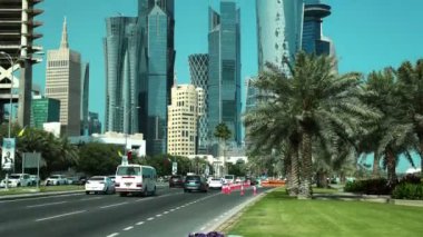 Katar, DOHA, 20 Mart 2018: Doha 'daki Corniche karayolu trafiğinin zaman aşımı - Katar, Basra Körfezi, Arap Yarımadası, Orta Doğu' nun başkenti ve en kalabalık şehri