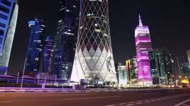 Katar, Doha, 20 Mart 2018: Karayolu trafik mali merkezi Doha - Qatar, West Bay, Basra Körfezi, Arap Yarımadası'nda, Ortadoğu'daki başkenti ve en kalabalık