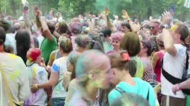 UKRAINE, KIEV, 28 Temmuz 2018: İnsanlar Holi - Hindu geleneksel festivali, ayrıca renkler ve aşk festivali olarak da bilinir.