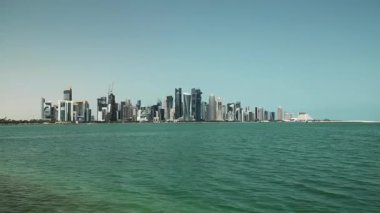 Doha şehir merkezindeki gökdelenler, Katar, Basra Körfezi, Arap Yarımadası, Ortadoğu. Doha 'daki finans merkezi - Katar' ın başkenti ve en kalabalık şehri