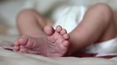 Yeni doğmuş bebek ayakları. Yenidoğan ayaklı 3 haftalık erkek bebek