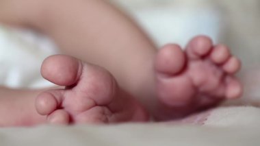 Yeni doğmuş bebek ayakları. Yenidoğan ayaklı 3 haftalık erkek bebek