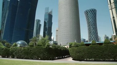 Katar, Doha, 20 Mart 2018: Finans Merkezi City'de Doha, Katar. Gökdelenler üzerinde Doha oteli şehir merkezinde, Katar, Basra Körfezi, Arap Yarımadası'nda görüntüleyin. Doha - Katar başkenti ve en kalabalık