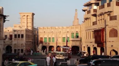 Katar, Doha, 22 Mart 2018: İnsanlar ve arabalara Souq Waqif veya ayakta Pazar - Doha - Qatar, Basra Körfezi, Arap Yarımadası'nda, Orta Doğu başkenti ve en kalabalık Doğu ın Bazaarı