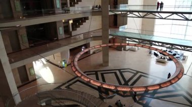 Katar, Doha, 21 Mart 2018: İnsanlar Doha - İslam Eserleri Müzesi'nde başkenti ve en kalabalık şehri Katar, Basra Körfezi, Arap Yarımadası'nda